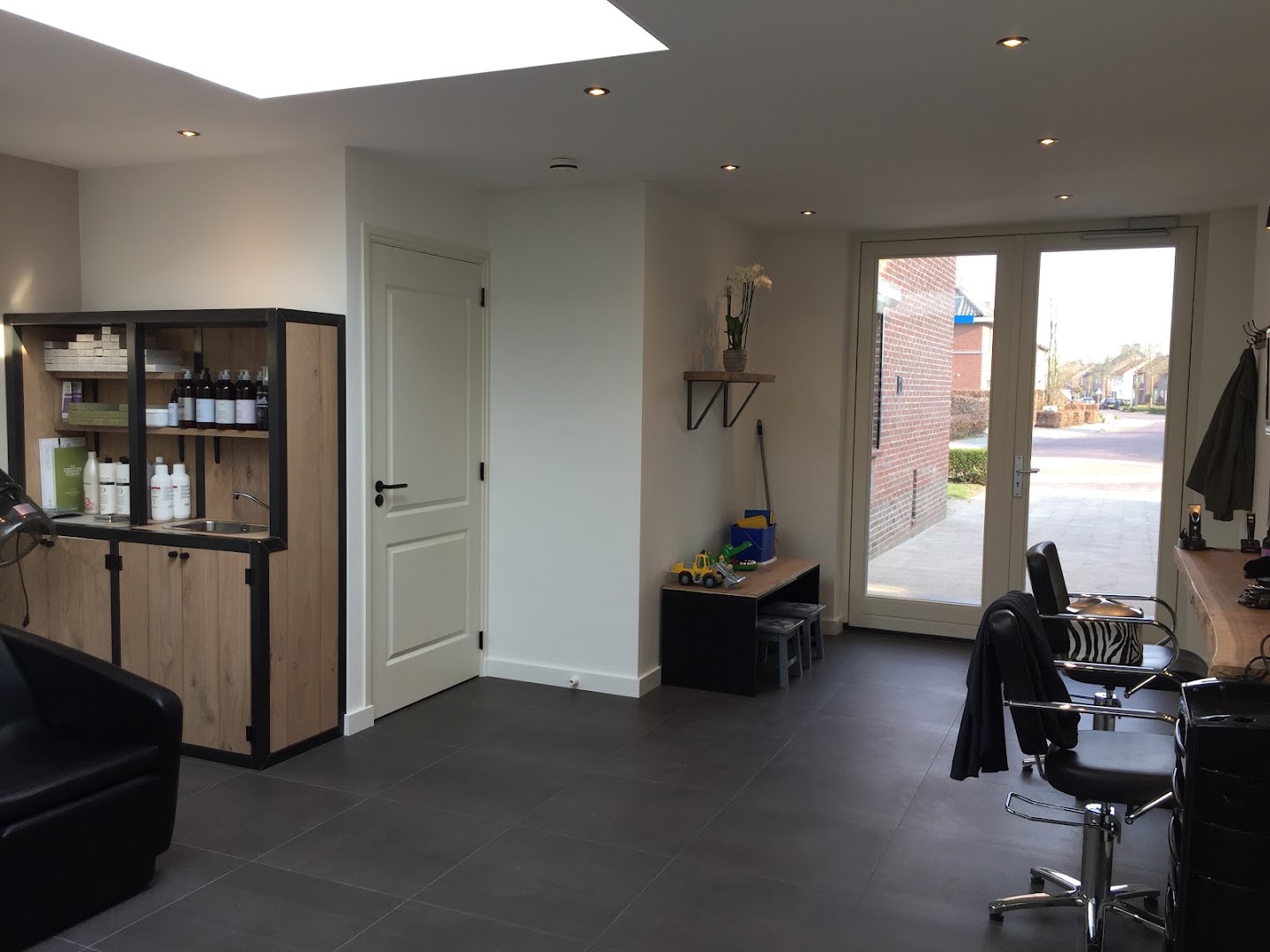 Werkplek met producten in kapsalon by Irene in Duizel